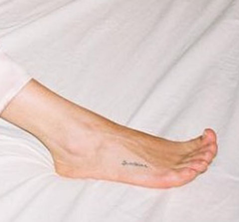 セレーナ・ゴメスの右足に「意味深タトゥー」