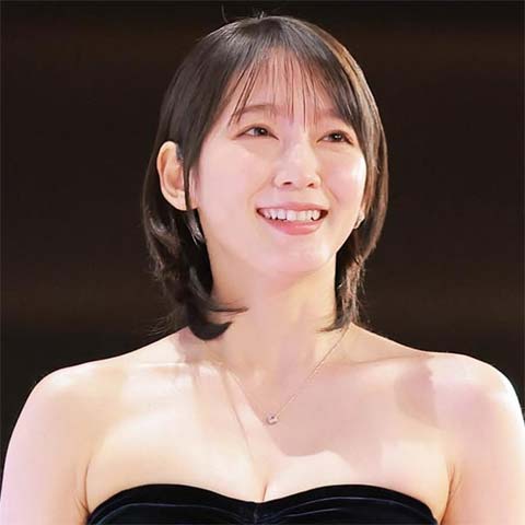 吉岡里帆 胸元あらわなベアトップで登壇！漆黒ドレスで見せた涙